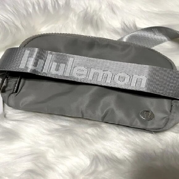 Lululemon Everywhere Belt Bag 1 L Logo Silver Drop - Picture 1 of 2